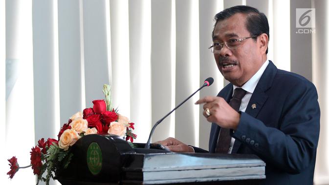 Jaksa Agung HM Prasetyo menyampaikan keterangan saat penandatanganan nota kesepahaman di Jakarta, Kamis (1/3). Kerja sama ini juga bertujan untuk mewujudkan sinergitas di bidang penyelenggaraan pemerintah terkait infrastruktur. (Liputan6.com/JohanTallo)