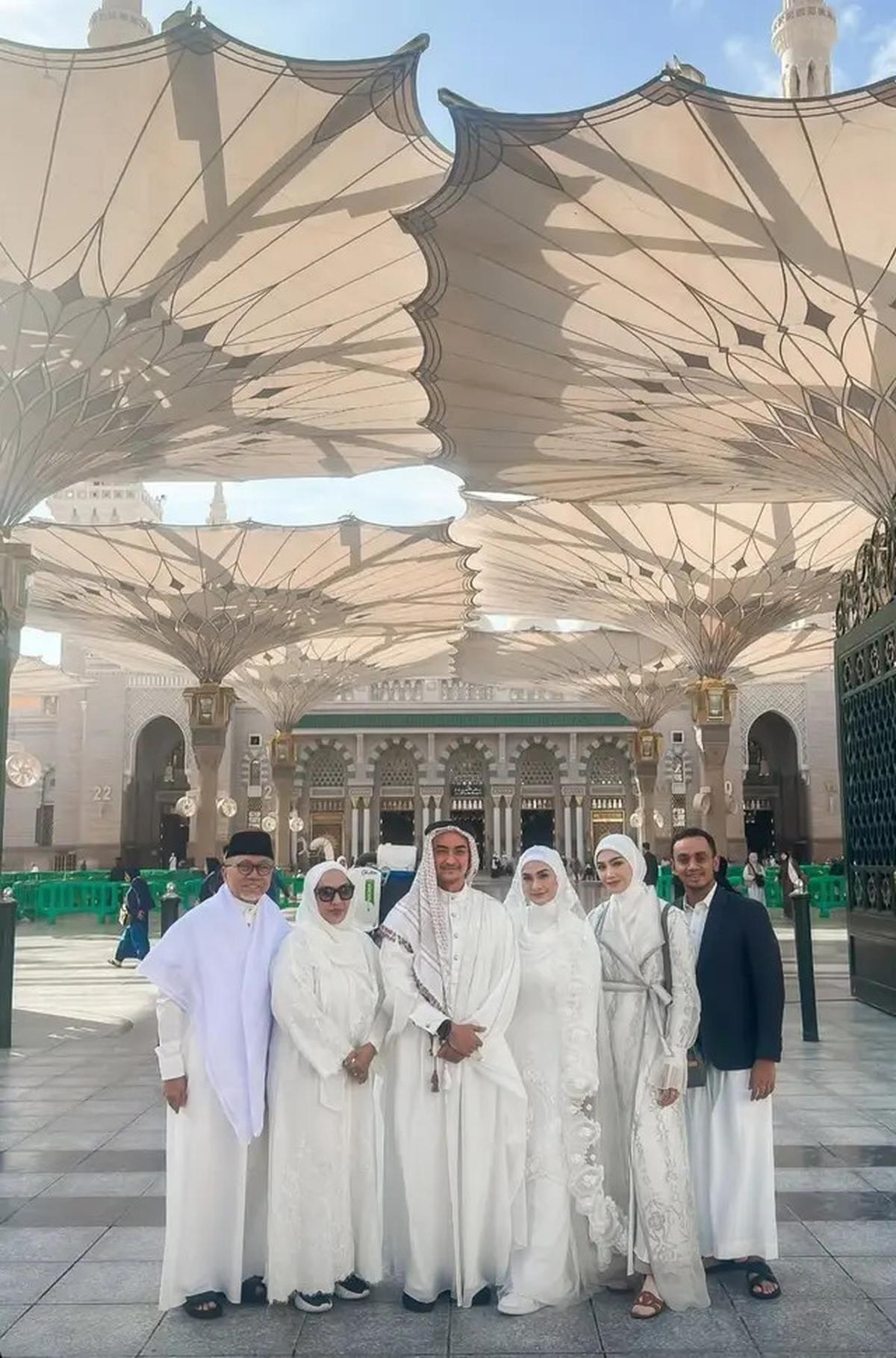 10 Potret Pernikahan Zumi Zola dan Putri Zulhas di Madinah, Dinikahkan Ust Adi Hidayat