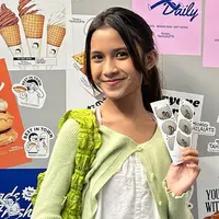 Debut main film di Petualangan Sherina 2, Quinn Salman pernah berperan sebagai Sherina dalam Musikal Petualangan Sherina tahun 2022 bersama Rara Sudirman. Siapa sangka perannya dalam drama musikal tersebut kemudian membawa Quinn untuk debut main film bersama Sherina dan Derby Romero. Meski baru debut, namun akting Quinn Salman banjir pujian. (Liputan6.com/IG/@quinnsalman)