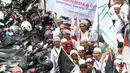 Ribuan demonstran mulai bergerak menuju Balai Kota, Jakarta, Jumat (4/11). Mereka akan melakukan unjuk rasa terkait dugaan penistaan agama yang dilakukan Basuki Tjahaja Purnama (Ahok). (Liputan6.com/Faizal Fanani)