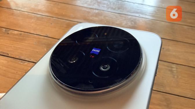 <p>Kamera berbentuk bulan di HP Android Vivo X300 Pro. (Liputan6.com/ Yuslianson)</p>