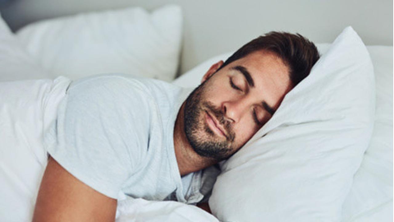 Ilustrasi Pria Tidur (sumber: unsplash)