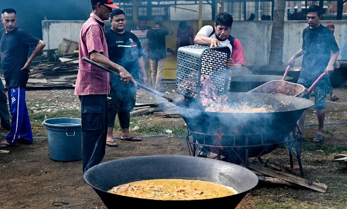 Tradisi Kuah Beulangong Meriahkan Maulid Nabi di Aceh