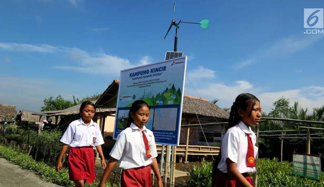 Sejumlah siswa beraktivitas di Desa Kampung Laut Kabupaten Cilacap, Kamis (8/2). CSR Pertamina (RU) IV Cilacap membuat 15 kincir angin di desa ini. (Liputan6.com/JohanTallo)