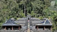 Aktivitas pengunjung dan kegiatan ibadah umat Hindu di Candi Cetho, Karanganyar, Jawa Tengah, Sabtu (25/8). Kemendikbud memugar pendopo di kompleks Candi Cetho untuk menghindari kerapuhan. (Merdeka.com/Iqbal Nugroho)