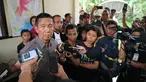 Gubernur Bali Made Mangku Pastika memberikan keterangan seusai mengunjungi Pos Pengamatan Gunung Api Agung di Desa Rendang, Karangasem, Senin (27/11). Gubernur Bali meminta warga tetap tenang menghadapi erupsi Gunung Agung (Liputan6.com/Andi Jatmiko)