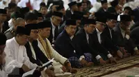Wapres Jusuf Kalla (keempat kiri), Ketua MPR Zulkifli Hasan (kedua kiri) dan Menteri Agama Lukman Hakim Saifuddin (tengah) menghadiri salat Idul Fitri bersama ribuan muslim di Masjid Istiqlal, Jakarta, Rabu (6/7). (Liputan6.com/Faizal Fanani)