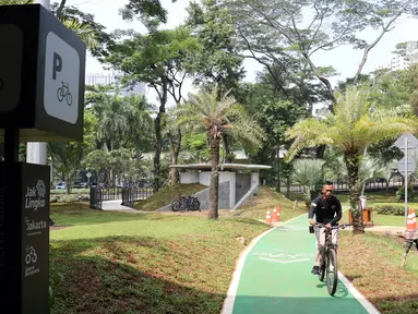 Pesepeda melintasi jalur sepeda Taman Semanggi, Jakarta, Rabu (12/10/2022). Gubernur DKI Jakarta Anies Baswedan menyatakan pembangunan fasilitas pejalan kaki dan jalur sepeda itu bertujuan untuk memberikan ruang interaksi dan oase baru bagi warga Ibu Kota dan sekitarnya. (Liputan6.com/Herman Zakharia)