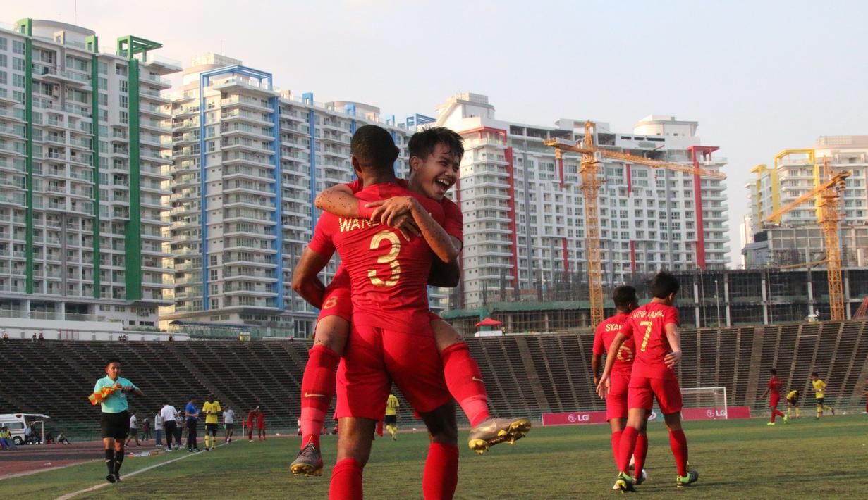 Gelandang Timnas Indonesia U-22, Witan Sulaeman, merayakan gol yang dicetaknya ke gawang Malaysia U-22 pada laga Piala AFF U-22 2019 di Stadion National Olympic, Phnom Penh, Selasa (20/2). Kedua negara bermain imbang 2-2. (Bola.com/Zulfirdaus Harahap)