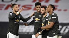 Para pemain Manchester United merayakan gol ketiga yang dibuat striker Marcus Rashford (kedua dari kiri), dalam laga lanjutan Liga Inggris 2020/21 pekan ke-13 melawan Sheffield United di Bramall Lane, Sheffield, Kamis (17/12/2020). Manchester United menang 3-2. (AFP/Peter Powell/Pool)