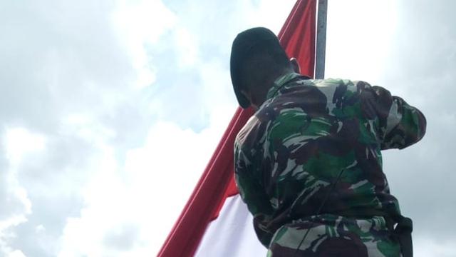Warga Papua dan TNI mengganti bendera bintang kejora dengan merah putih