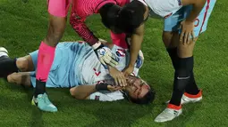Kepala Pemain Turkey, Gokhan Gonul  berdarah akibat benturan saat berduel dengan pemain republik Ceska pada lanjutan grup D Euro Cup 2016 di Stadion Bollaert-Delelis, Lens (22/6/2016) dini hari WIB.  (REUTERS/Benoit Tessier)