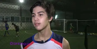 Anak kedua Ahmad Dhani ini sangat menggilai sepak bola termasuk futsal. Yuk, simak serunya El main futsal.
