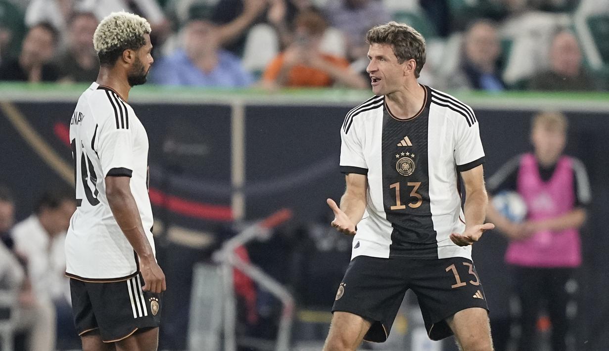 Pemain Timnas Jerman, Thomas Muller (kanan), memberikan semangat kepada rekan satu timnya dalam pertandingan persahabatan melawan Timnas Jepang yang berlangsung di Volkswagen Arena, Wolfsburg, Minggu (10/9/2023). (AP Photo/Martin Meissner)