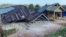 Sebuah bangunan tampak rusak setelah gempa berkekuatan magnitudo 7,7 mengguncang Ruteng, Manggarai, Nusa Tenggara Timur, Sabtu, 15 Agustus 2026. (AFP/ Selo)