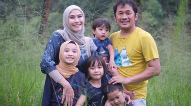 11 Tahun Zaskia Adya Mecca Akhirnya Tahu Sifat Lain Hanung Bramantyo News Entertainment Fimela Com