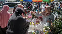 Penjual bunga tabur melayani pembeli di TPU Karet Tengsin, Jakarta, Minggu (27/3/2022). Sebagian warga memanfaatkan waktu jelang Ramadan menjadi penjual bunga tabur musiman untuk memenuhi kebutuhan ziarah ke makam yang dijual Rp 5.000 - Rp 20.000 per kantong plastik. (Liputan6.com/Faizal Fanani)