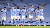 Pemain Manchester City Riyad Mahrez (tengah) merayakan dengan rekan satu tim usai mencetak gol ke gawang Burnley pada pertandingan Liga Premier Inggris di Etihad Stadium, Manchester, Inggris, Sabtu (28/11/2020). Manchester City membantai Burnley 5-0. (Laurence Griffiths/Pool via AP)