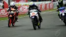 Pembalap lawas, M Fadli (kiri) kembali turun di ajang balap motor nasional Indoprix 2014 seri 1 yang digelar di SIKC, Bogor, (27/4/2014).(Liputan6.com/Helmi Fithriansyah) 