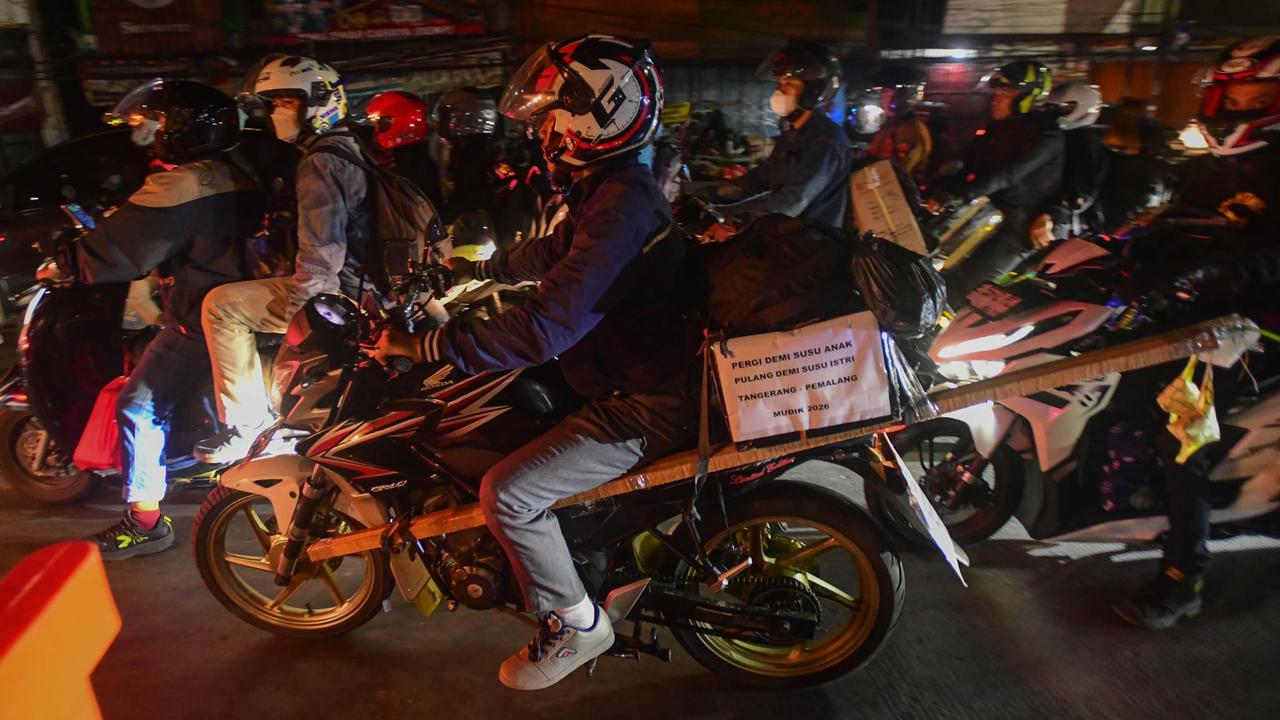 FOTO: Pemudik Padati Jalur Arteri Bekasi Cikampek