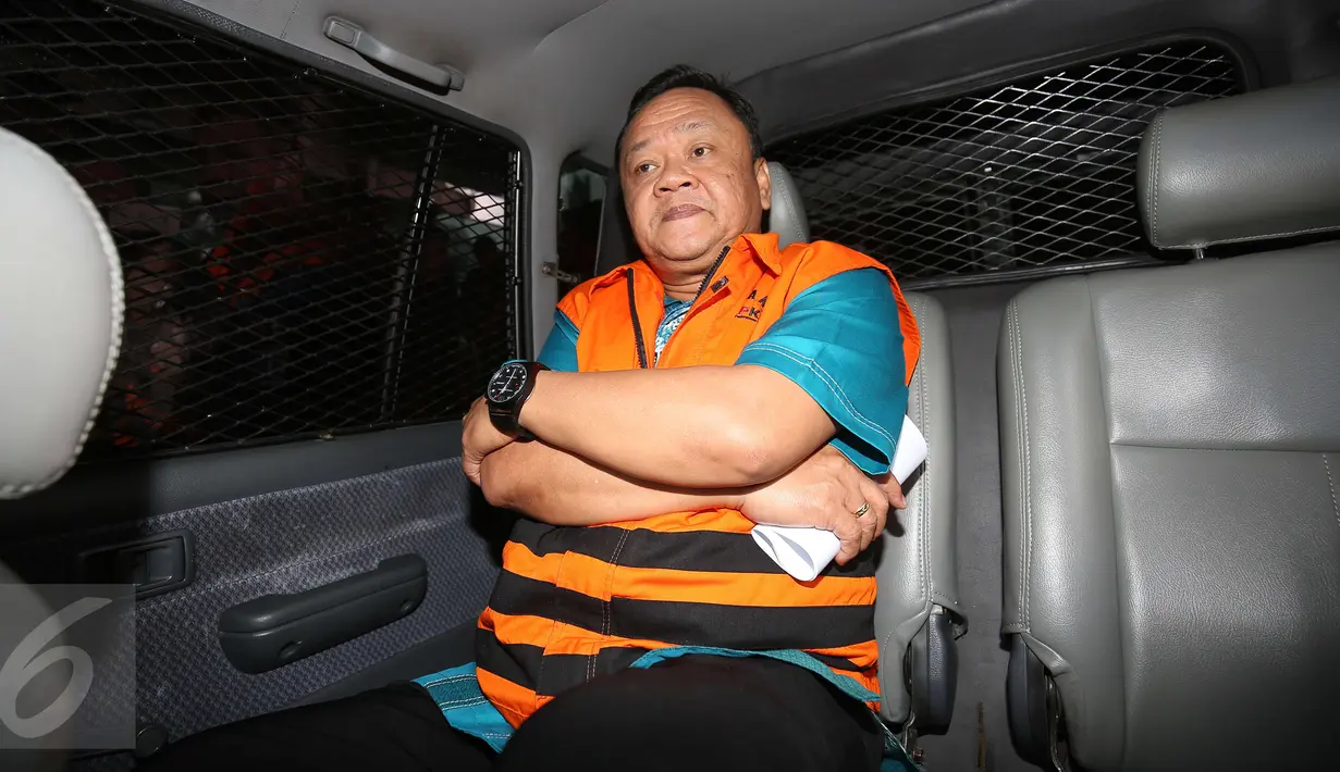 Deputi Bidang Informasi Hukum dan Kerja sama Badan keamanan laut (Bakamla), Eko Susilo Hadi berada di dalam mobil tahanan usai resmi ditahan KPK terkait kasus suap dan korupsi di sektor kelautan., Jakarta, Kamis (15/12). (Liputan6.com/Helmi Afandi)