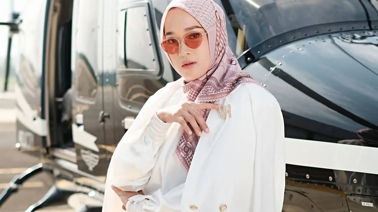 Tampil Stylish, Ini Potret Ririe Fairus Makin Gaya dengan Kacamata