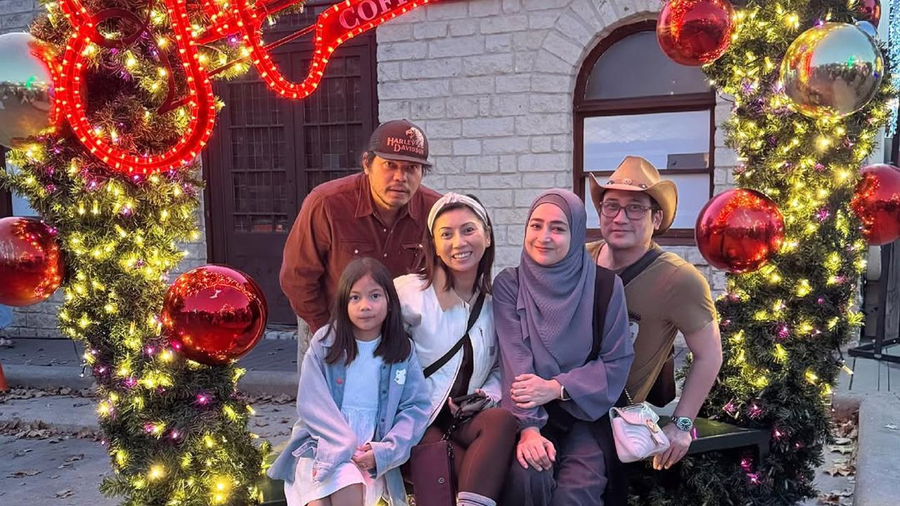 Potret Tengku Firmansyah Pakai Topi Cowboy saat Liburan di Texas Bersama Keluarga