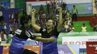 Tim putri Jawa Barat meraih medali emas setelah mengalahkan DKI Jakarta, 3-2, dalam final beregu putri bulutangkis PON XIX Jawa Barat di GOR Bima, Cirebon, Jumat (23/9/2016). Febby Angguni menjadi penentu kemenangan. (Bola.com/Arief Bagus)