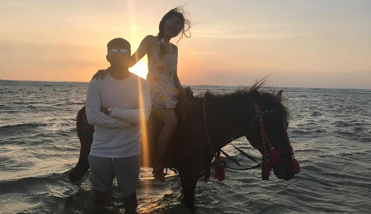 "Tetaplah berdiri kokoh tegar berdampingan meski sebesar apapun ombak dan badai menerjang , yakinlah akan ada cahaya yang menyambut kebahagiaan hadiah dari Tuhan untuk hamba-Nya yang mau bersabar." tulis Cinta 25 Desember 2017 silam. (Instagram/cinta_ratu