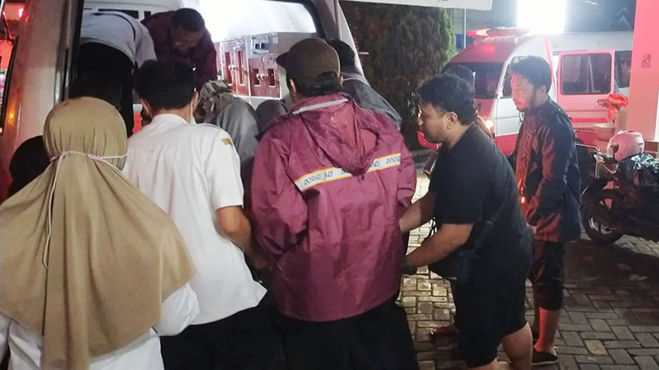 Pasutri asal Kediri alami muka bakar lantaran terkena abu panas akibat erupsi Gunung Semeru. Mereka pun dirujuk ke Rumah Sakit Pasirian.