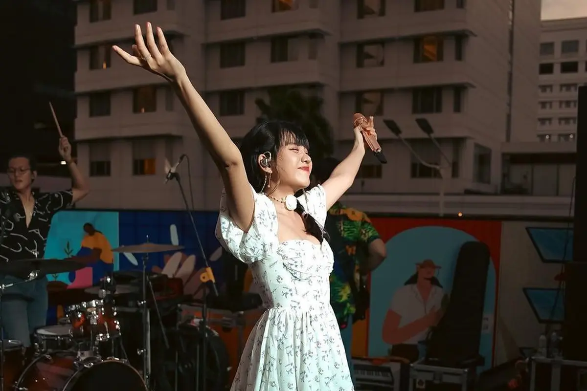 6 Gaya Girly Ghea Indrawari saat Manggung, Hadirkan Tampilan Balletcore hingga Coquette Aesthetic