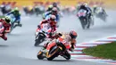 Pebalap Repsol Honda, Marc Marquez, sempat memimpin sejak start MotoGP Brno di Sirkuit Autodrom Brno yang diguyur hujan, Minggu, (21/8/2016). (EPA/Filip Singer)