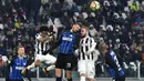 Bek Inter Milan, Davide Santon, duel udara dengan striker Juventus, Gonzalo Higuain, pada laga Serie A di Stadion Allianz, Turin, Minggu (10/12/2017). Juventus bermain imbang 0-0 dengan Inter Milan. (AP/Alessandro Di Marco)