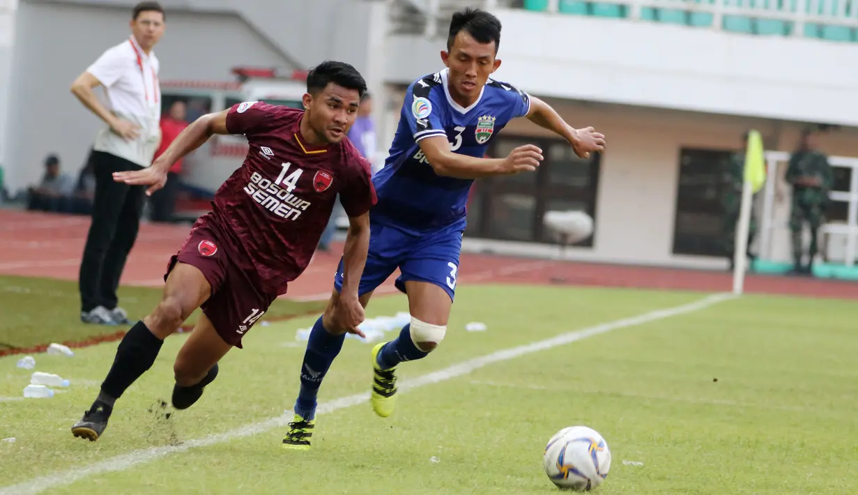 Bek PSM Makassar, Asnawi Mangkualam, saat melawan Becamex Binh Duong pada laga semifinal Zona ASEAN Piala AFC 2019 di Stadion Pakansari, Rabu (26/6). PSM menang 2-1 atas Becamex Binh Duong. (Bola.com/M Iqbal Ichsan)