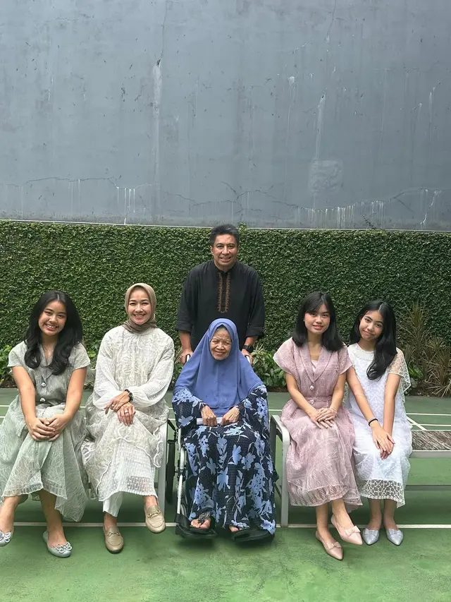 7 Model Baju Brokat Alya Rohali, Gaya Elegan Sang Ikon Wanita Anggun