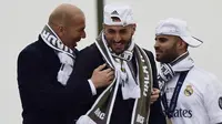 Pelatih Real Madrid, Zinedine Zidane, saat tertawa bersama Karim Benzema. (Liputan6.com/UEFA)