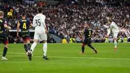 Pemain Real Madrid, Luka Modric mencetak gol dari luar kotak penalti ke gawang Girona dalam laga lanjutan Liga Spanyol 2024/2025 di Stadion Santiago Bernabeu, Madrid, Minggu (24/02/2025) waktu setempat. (AP Photo/Manu Fernandez)