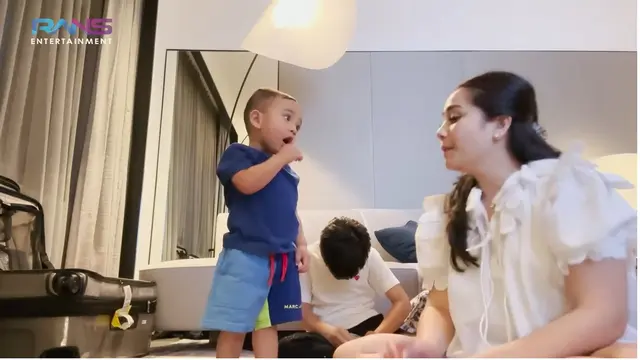 Nagita Slavina menikmati waktu bersama Rafathar dan Rayyanza di Singapura. (Foto: YouTube Rans Entertainment)