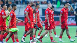 Pemain Persija Jakarta tertunduk lesu setelah dipaksa bermain imbang 1-1 dengan Bali United dalam lanjutan BRI Super League 2025/2026 di Jakarta International Stadium (JIS), Minggu (14/9/2025) malam WIB. (Bola.com/M Iqbal Ichsan)