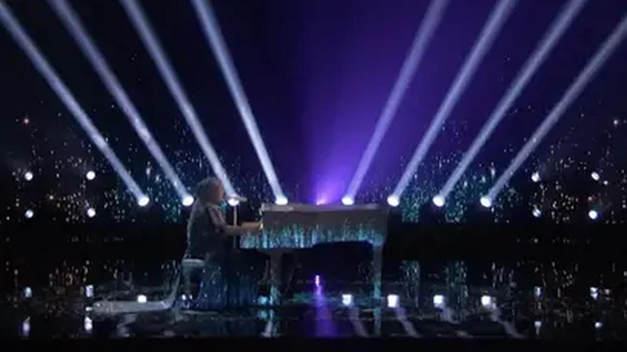 Putri Ariani kembali memukau para juri America's Got Talent. Di babak final, Putri mendapatkan standing ovation dari seluruh juri.