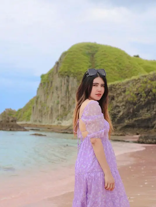 Pesona yang dipancarkan Via Vallen ini tak kalah indah dari keindahan pantai di sore hari. Pemilik nama lengkap Maulidia Octavia ini tampil cerah dengan busana berwarna ungu. Berpose dengan senyum, ia tampak begitu ceria.(Liputan6.com/IG/@viavallen)