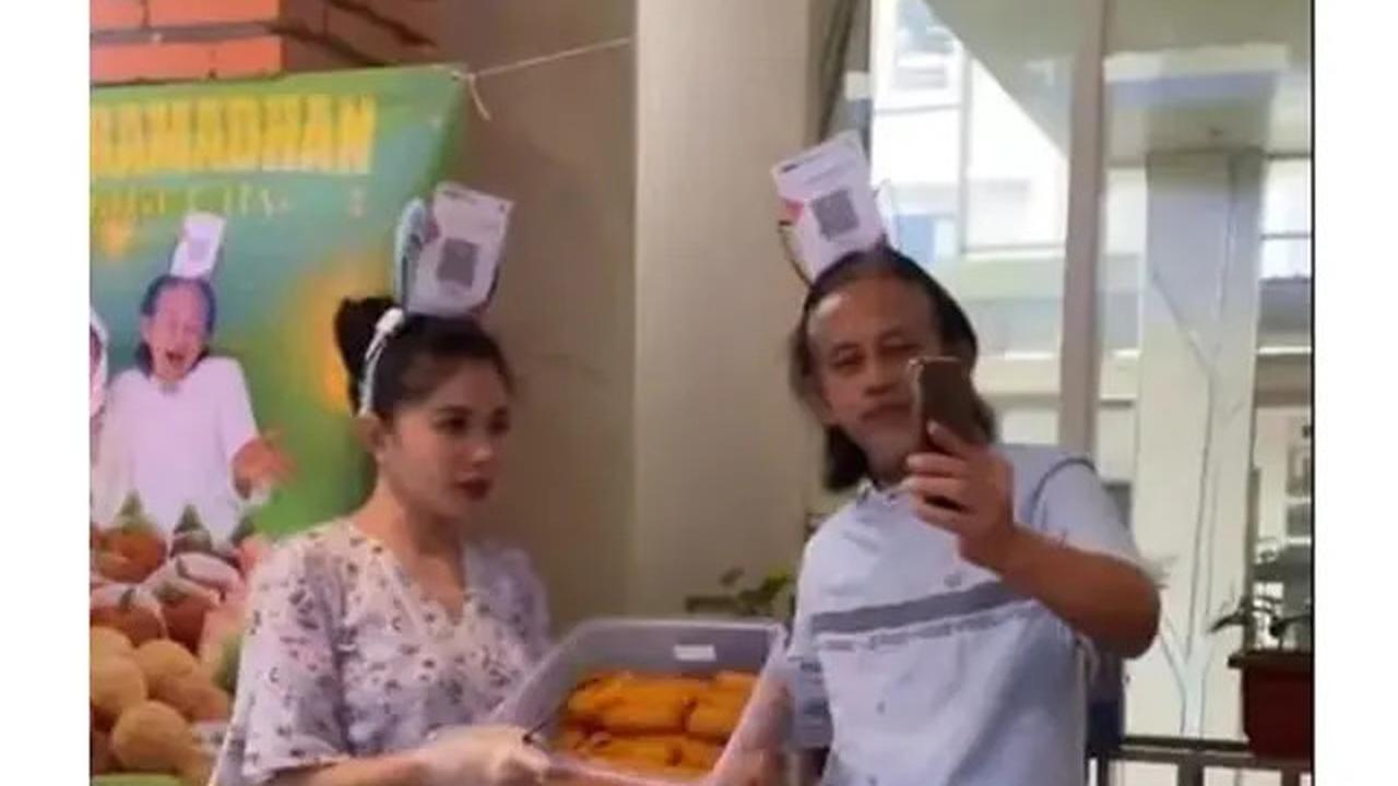6 Potret Epy Kusnandar dan Istri Jual Takjil di Bazar Ramadhan, Raup Jutaan Rupiah