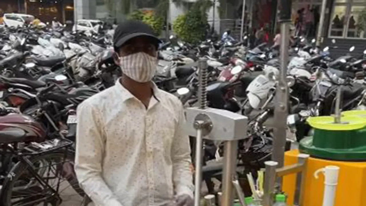 Pedagang kelapa yang sangat higienis di India