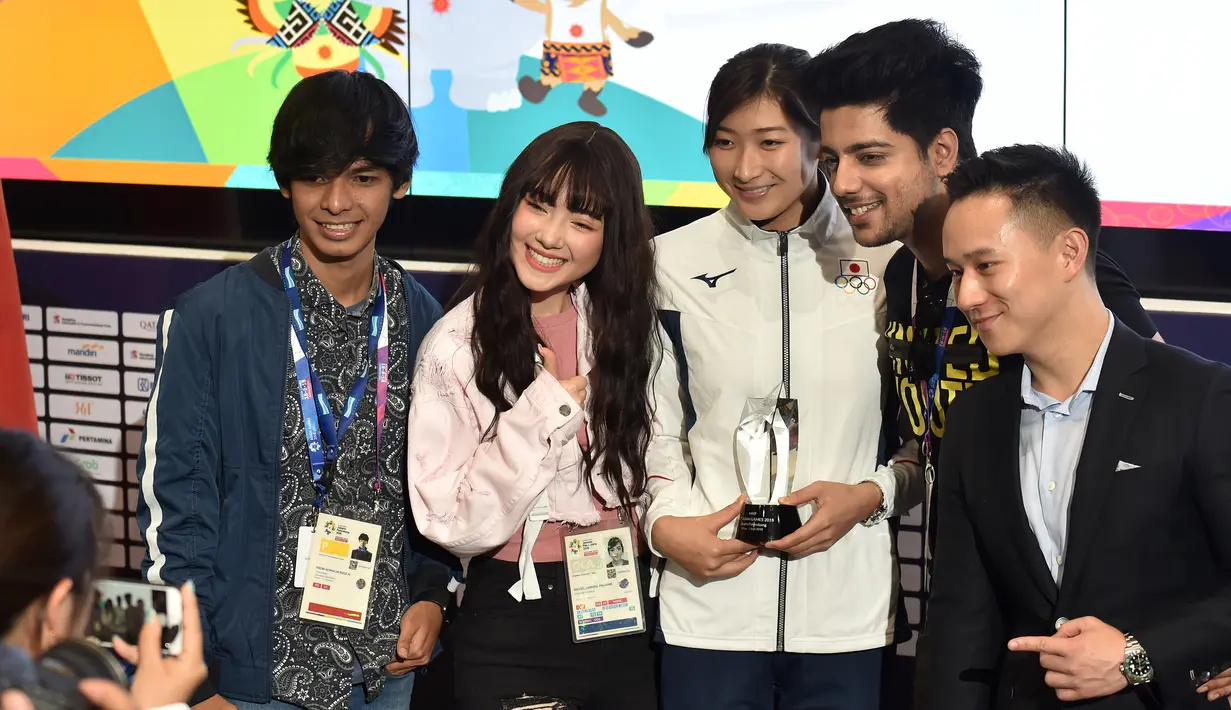 Perenang Jepang, Ikee Rikako (tengah) berpose dengan tokoh media sosial usai dinobatkan sebagai MVP Asian Games 2018 di Jakarta, Minggu (2/9). Rikako meraih medali perak dari nomor 4x100m estafet dan 4x200m gaya bebas. (Arief Bagus/AFP)