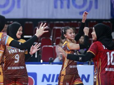 Selebrasi tim putri TNI AU saat bertanding melawan tim putri TNI AL  pada putaran kedua final four di GOR Joyoboyo, Kediri, Rabu (6/12/2023). TNI AU berhasil memetik kemenangan atas TNI AL dengan skor 3-1 (25-21, 19-25, 25-17, dan 25-21) dan berhask melaju ke grand final Livoli Divisi Utama 2023. (Dok. PBVSI)