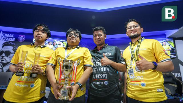 Syamsul Arif (dua dari kiri) menjuarai Lenovo Legion IDFM: Final Stage
