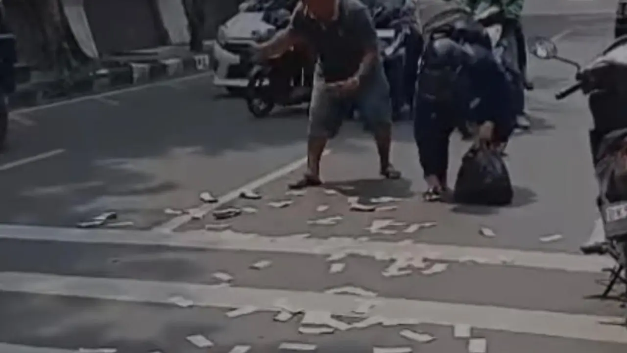 Uang Berserakan