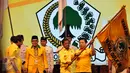 Ketua Umum Partai Golkar terpilih Setya Novanto bersama Sekertaris Jenderal Idrus Marham mengibarkan bendera Partai Golkar saat Penutupan Musyawarah Nasional Luar Biasa (Munaslub) di Nusa Dua, Bali (16/5). (Liputan6.com/Johan Tallo)