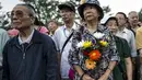 Beberapa orang berkumpul menghormati mereka yang gugur dalam pertempuran melawan Jepang selama Perang Dunia II di Aviation Martir Memorial di Nanjing, (3/9/2014). (AFP PHOTO/STR)