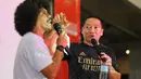 Presenter sepak bola, Edwin Setyadinata bersama MC Eddi Brokoli saat acara Roaring Night pertandingan Liga Inggris 2023/2024 antara Arsenal kontra Crystal Palace di Bucketlist Indonesia, Bogor, Sabtu (20/1/2024). (Bola.com/Bagaskara Lazuardi)